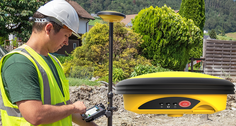 Bouwvakker in geel veiligheidsvest meet punten met een Leica iCON GPS 30 en een Leica iCON CC70-veldcontroller.